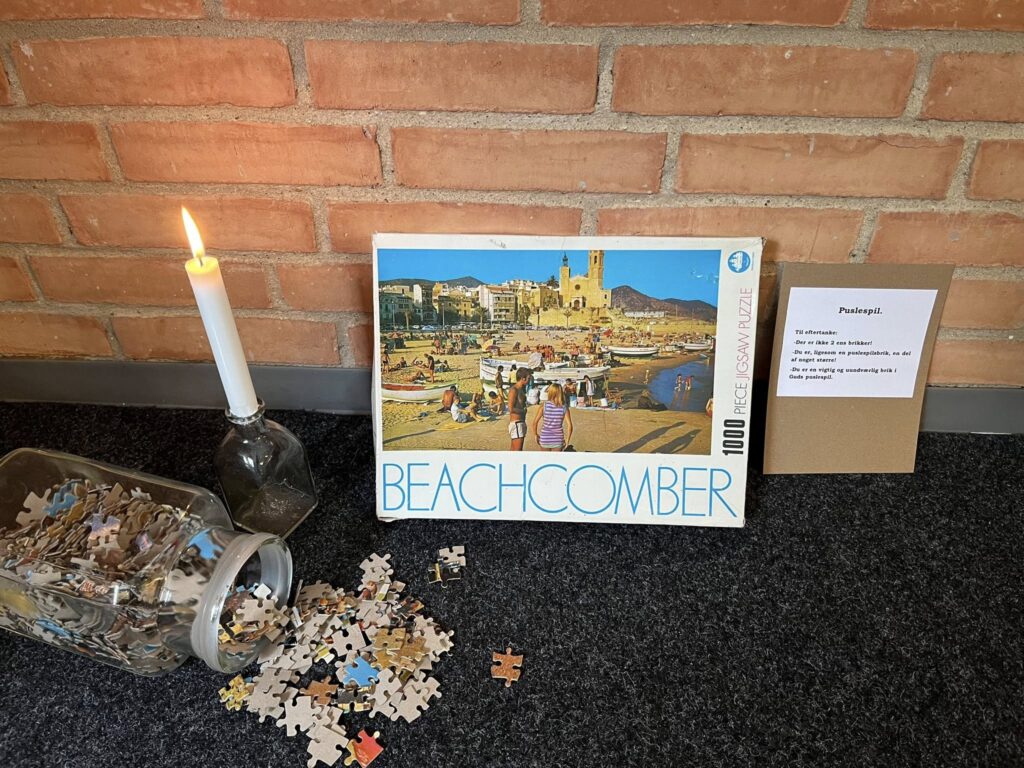 Velkommen i kirkens “stillerum” ✝️ Stationerne rundt i kirken vil være tilgængelige i den næste tid. Kirken er åben hver fredag til træffe tid og om søndagen i forbindelse med gudstjenesten.